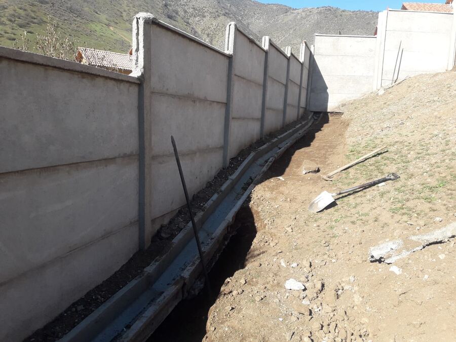 Antes: muro perimetral en obra